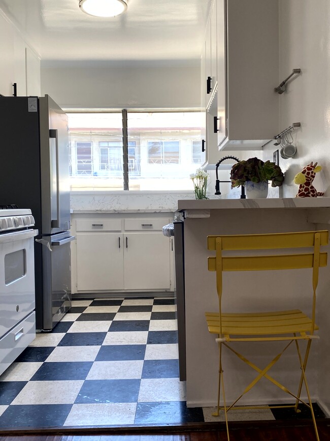 Photo - 1169 N Curson Ave Unidad 7