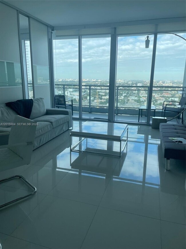 Photo - 92 SW 3rd St Unidad 3008