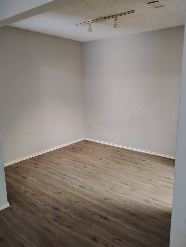 Dining Room - 1202 Thorpe Ln Unit 216