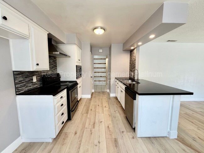 Photo - 5694 N 9th St