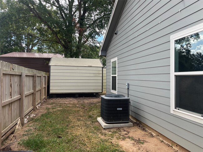 Photo - 1841 Caroline Ln