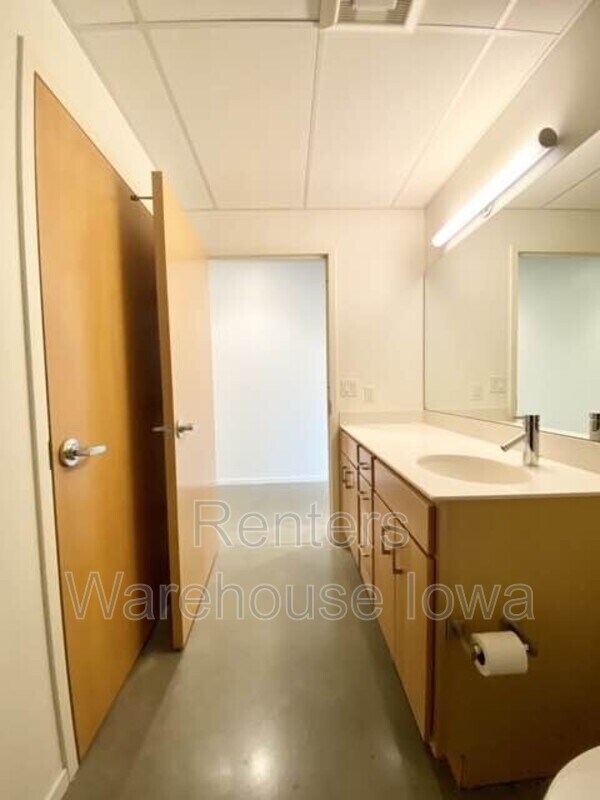 Photo - 350 E Locust St