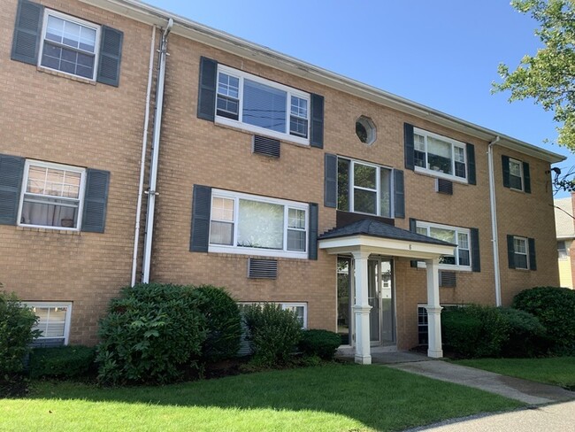 Building Photo - 8 Lake St Unit 7