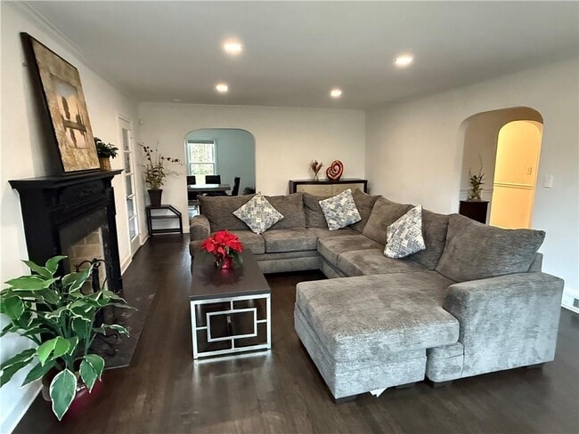 Photo - 1140 Goodwin Pl NE