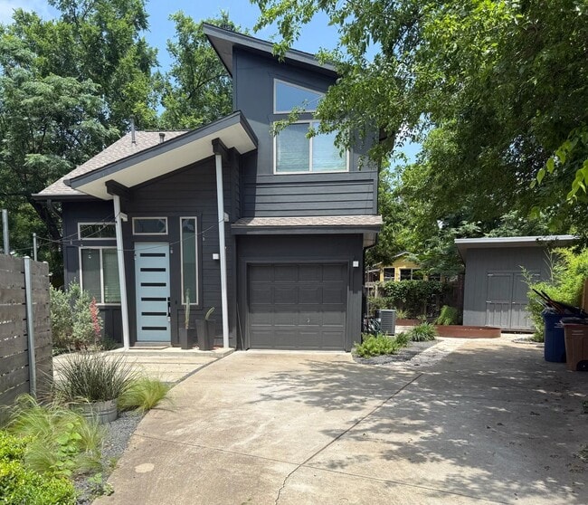 Building Photo - Gorgeous & modern free-standing home in ‘02!