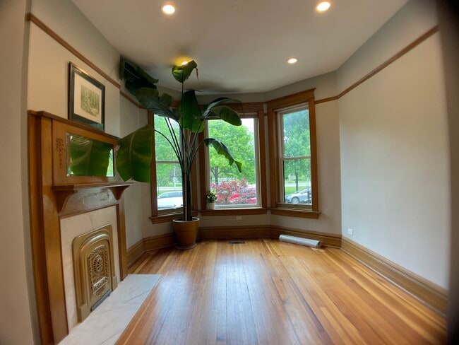 Photo - 1111 N Sacramento Ave Unit 1