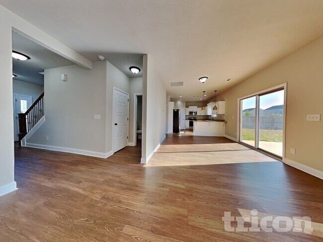 Photo - 667 Dandelion Row