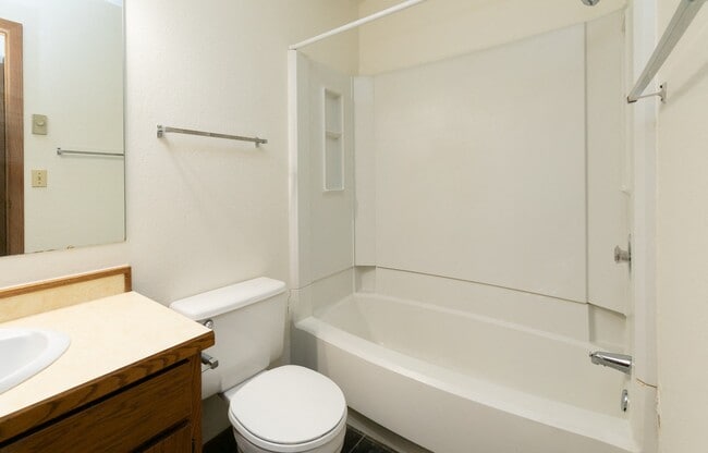 Fargo, ND Maplewood Bend Apartments | Bathroom