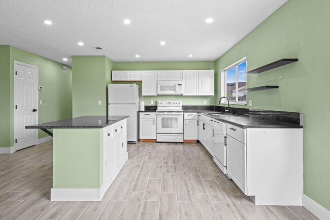 Photo - 2079 SE Triumph Rd