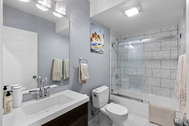 Building Photo - 1754 W Division St Unit 2 Rental
