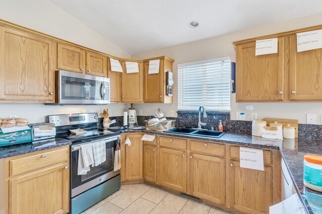 Photo - 874 W 200 N St