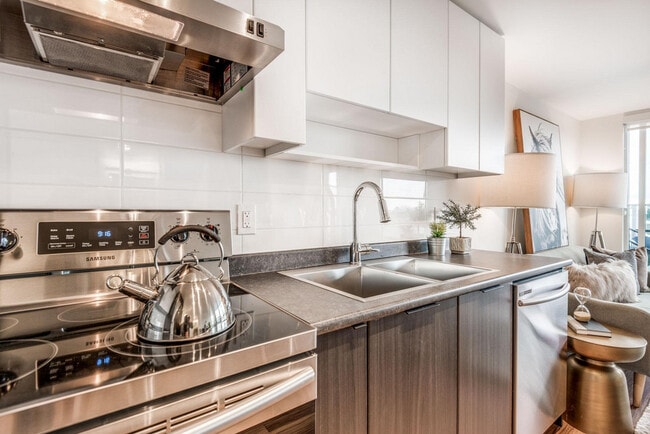 Photo - 3583 Kingsway