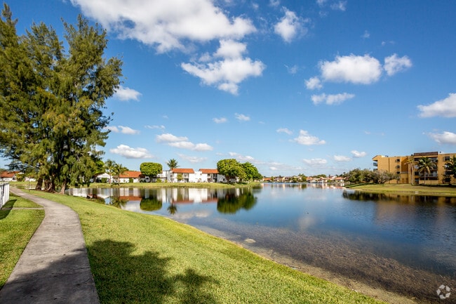 Lago Club Apartments