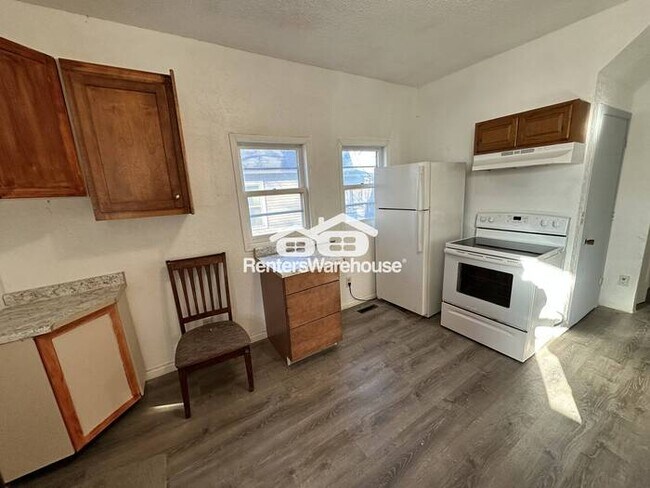 Photo - Available Now! - Large 5 bedroom, 3 bath home in Saint Paul!