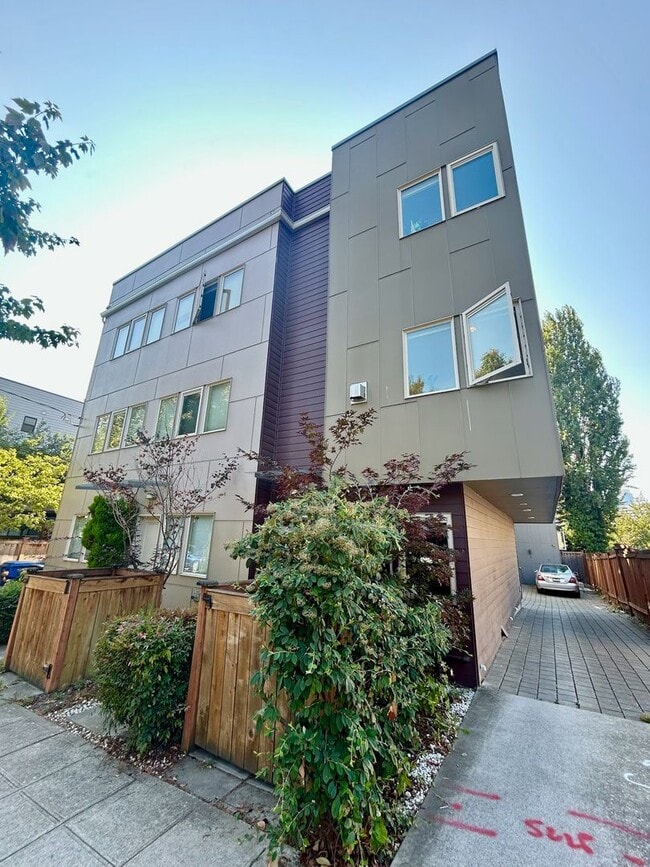 Building Photo - Capitol Hill/Cherry Hill Townhouse