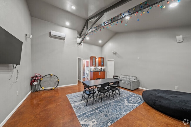 Building Photo - 1740 W Live Oak St Rental