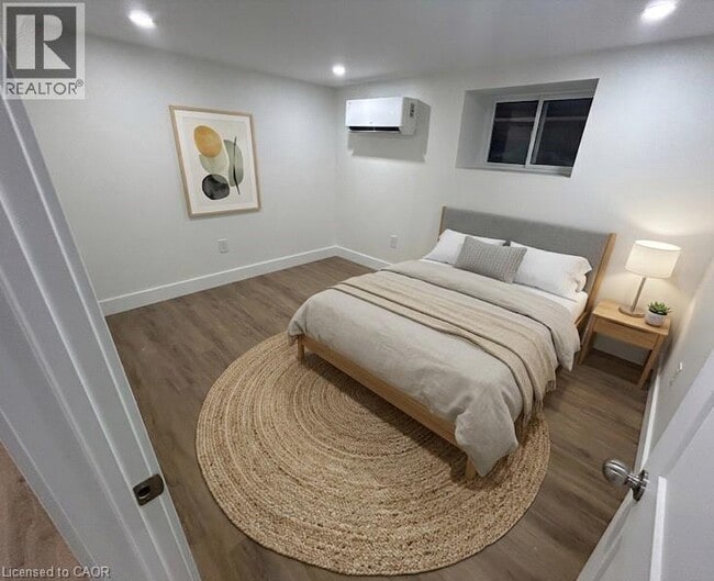 Photo - 259 John St S