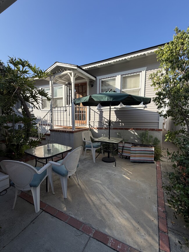 Building Photo - 815 14th St Unit 815 B Cottage