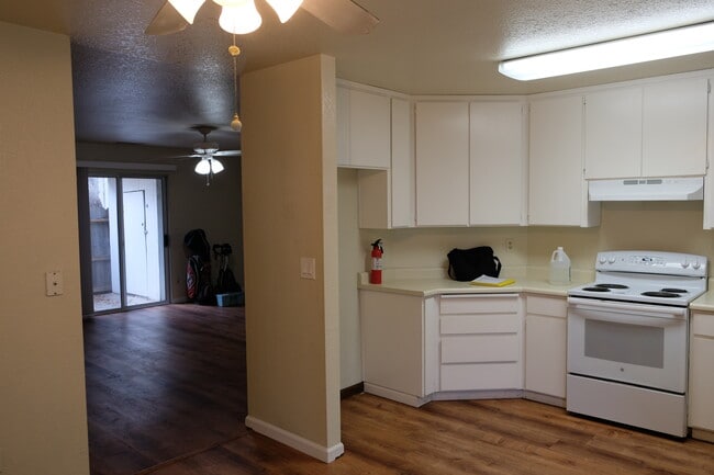 Kitchen - 118 W Beverly Pl Unit B