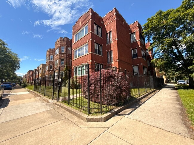Photo - 8000 S Champlain Ave Unit 2