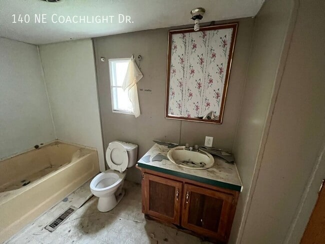 Photo - 140 Coachlight Dr