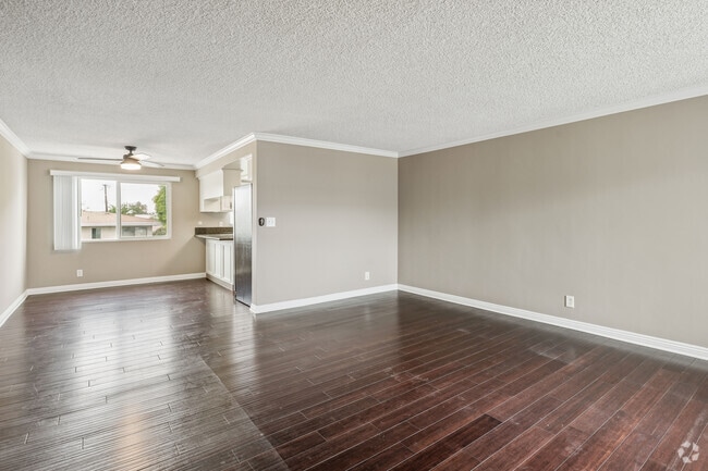 2BR, 2BA - 975SF - Living Room