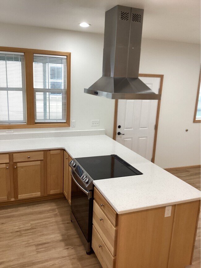 Photo - 648 NW Coast St