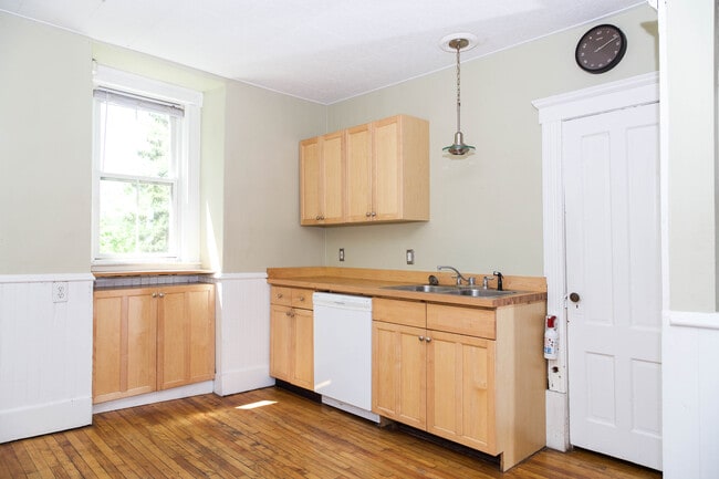 Building Photo - 5 Pine Pl Unit 5 Rental