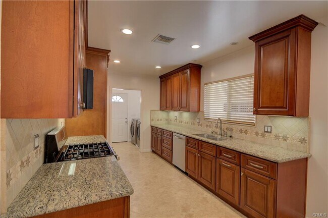 Building Photo - 1367 E Windsor Rd