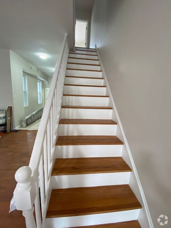 Building Photo - 3B1.5B Row House Available NOW in Fishtown