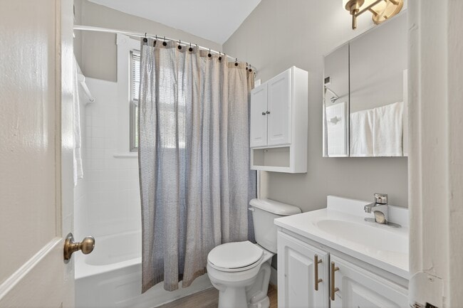 Designer Finish - Bath Room - 3032 Rodman Street