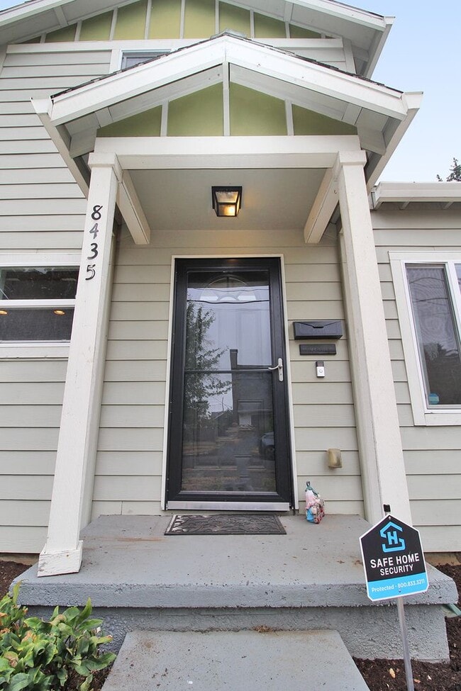 Photo - 8435 NE Holladay St