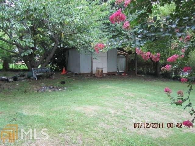 Photo - 215 Laramie Rd