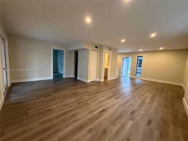 Building Photo - 126 NE 19th Ave Unit 1