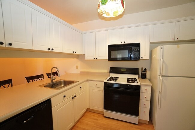 Photo - 2445 Old Greentree Rd