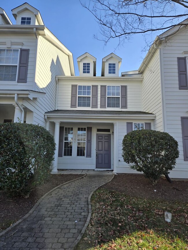 LOCATION!! Fabulous town home in the desir... - LOCATION!! Fabulous town home in the desir...