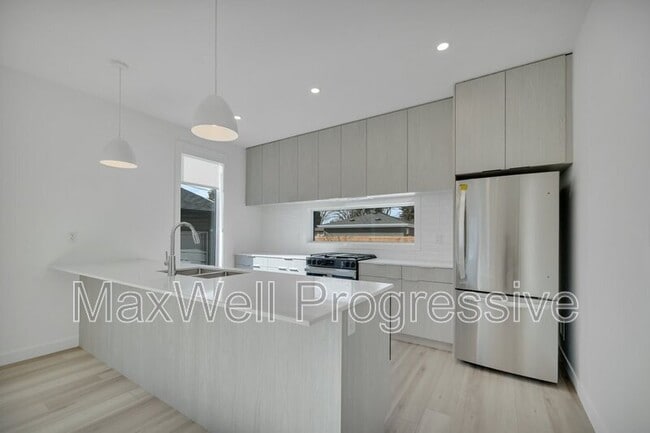 Photo - 9011-9093 93 St NW