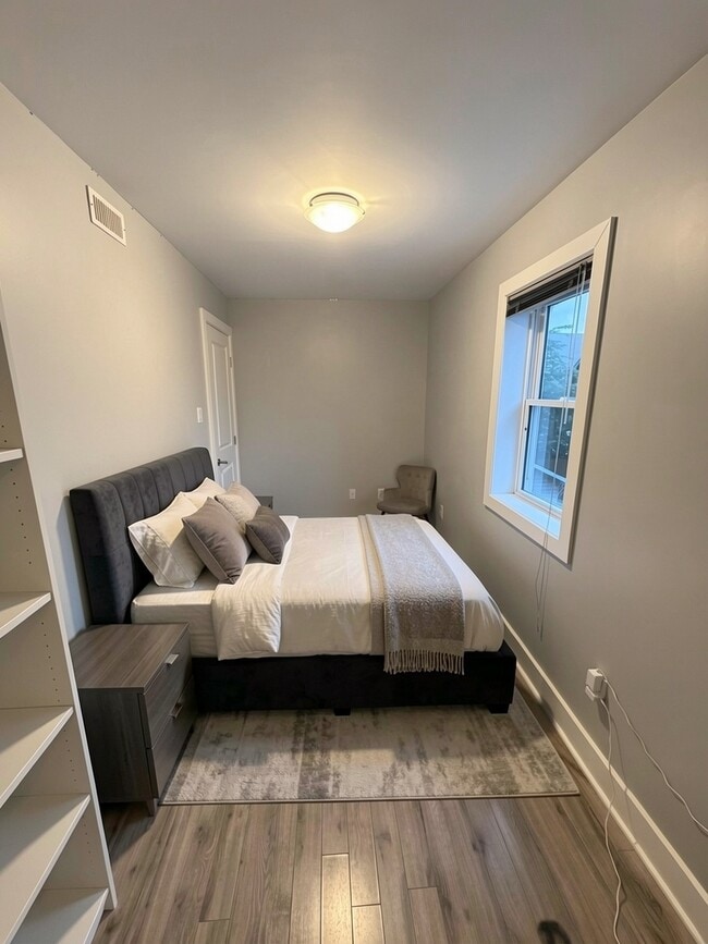 Photo - 5-Bedroom Apartment Near Carleton University - All inclusive and Fully Furnished Unit 3