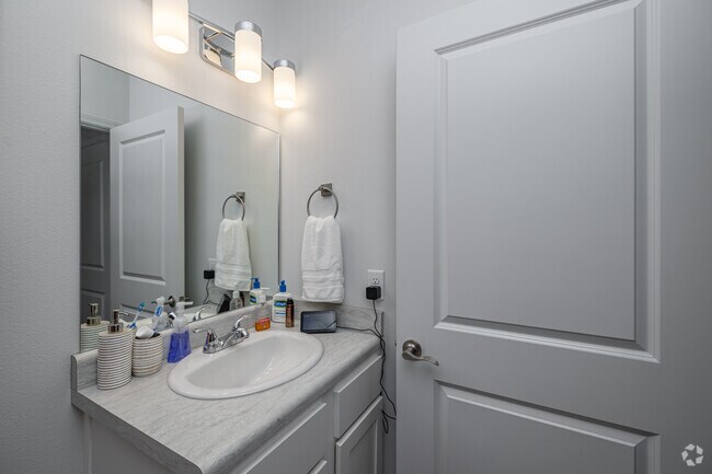 2BR, 2BA - 613SF - Primary Bathroom