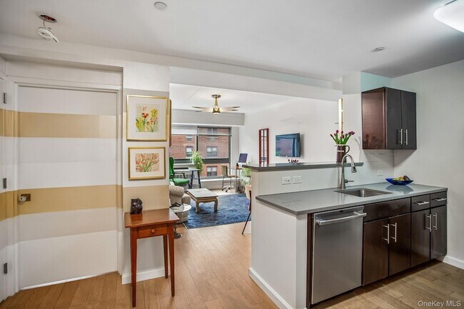 Photo - 535 W 52nd St Unit 6-E