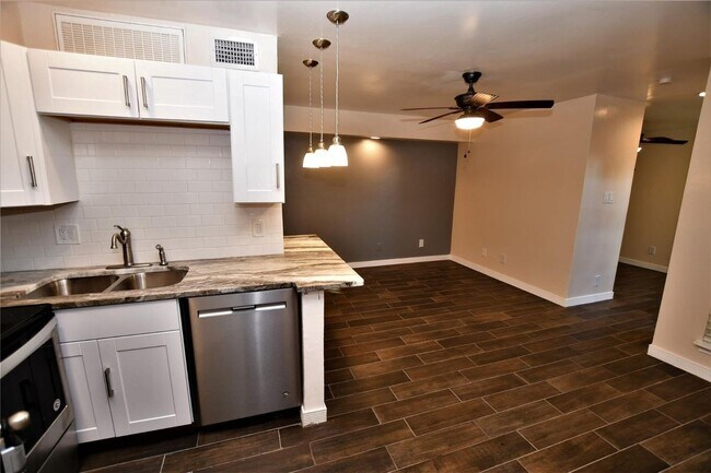 Photo - 9821 Walnut St