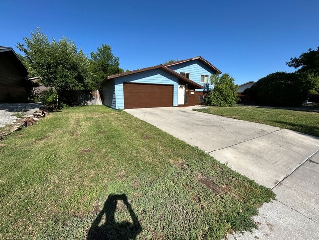 Photo - 5 Bed 2 Bath Home with 2 Car Attached Garage in Quiet Nice Neighborhood.