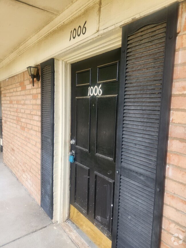 Building Photo - Afforadable 1 Bedroom Condo- Ready for new...