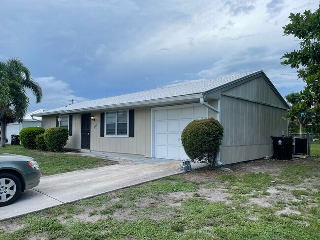 Refreshed 2/2 within walking distance to park - Refreshed 2/2 within walking distance to park