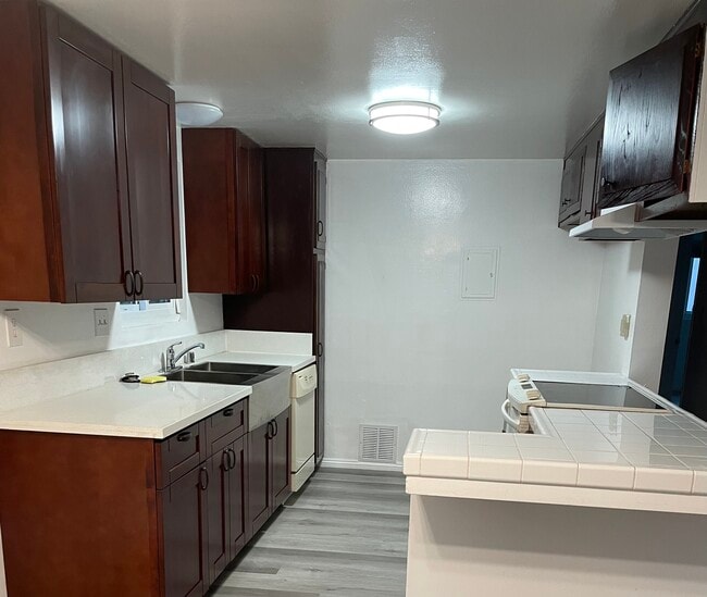 Building Photo - 1106 Opal St Unit B