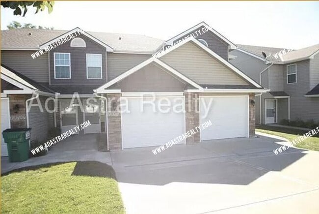 Building Photo - Beautiful Townhome in Platte City-Availabl...