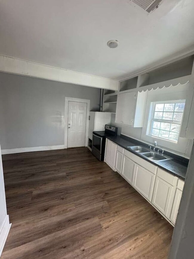 Photo - 160 E Elgie St