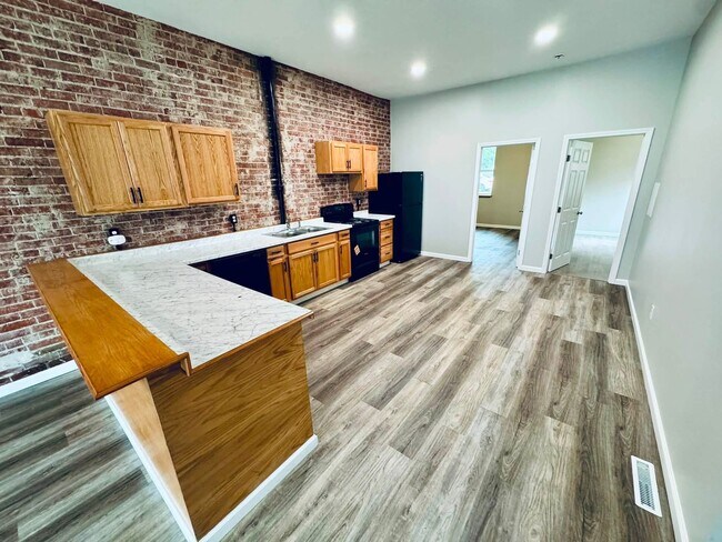 Building Photo - 355 W 8th St Unit 355 West 8th