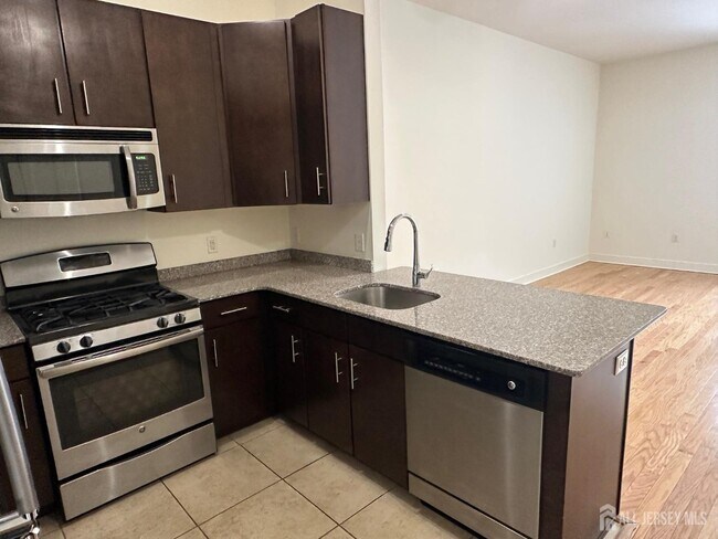 Photo - 101 Roosevelt Ave Unidad 106