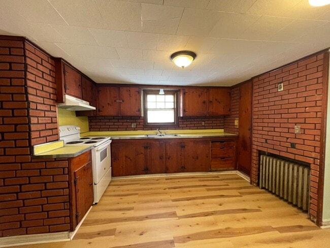 Building Photo - 147 Dewey Ave Unit Downstairs